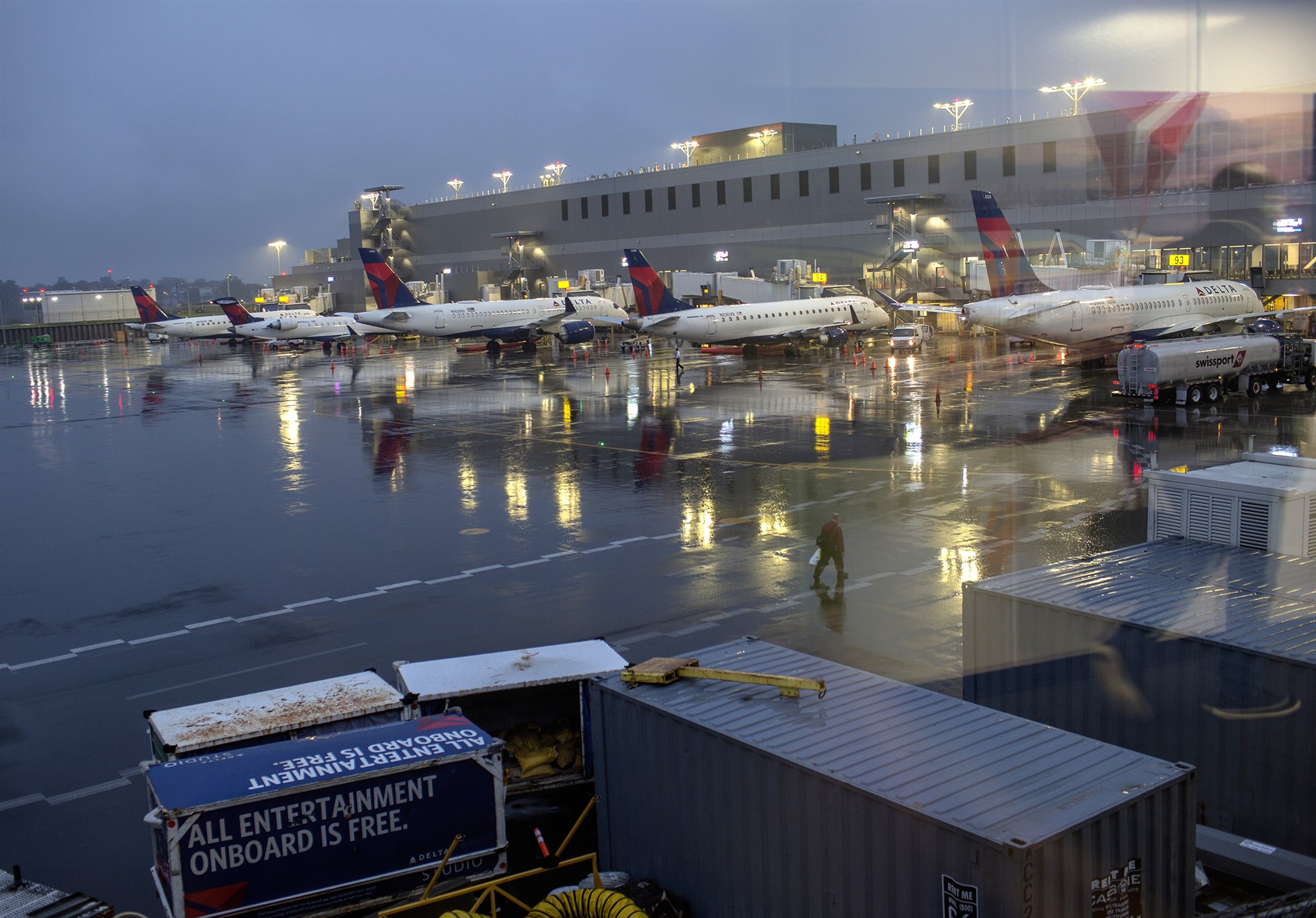 E pazakontë, avioni në lëvizje dy pasagjerë hapën derën dhe dolën në aeroportin e Nju Jorkut