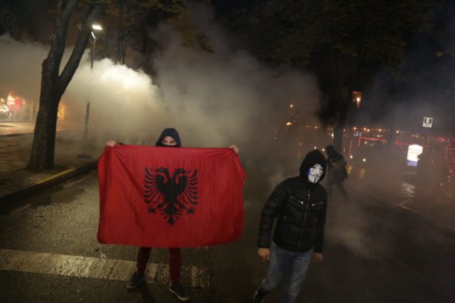 “Kapsolla dhe rezistencë”! 3 orë në shesh, çfarë s’u pa nga protesta, si i shpëtoi i riu policisë