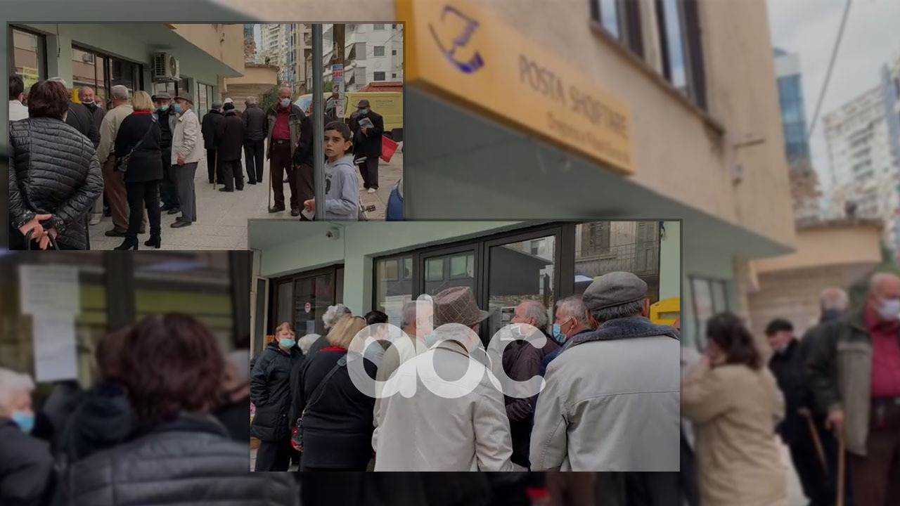 “Jemi mësuar me radhë”, pensionistët në Sarandë grumbullohen pa distancë për shpërblimin