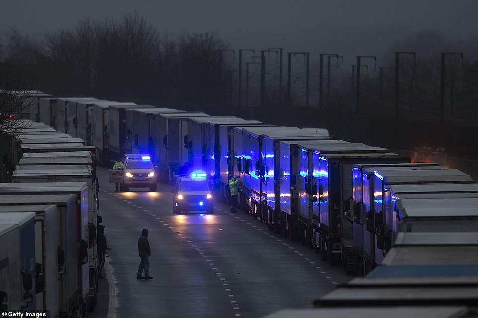 Kaos në Britani, mijëra kamionë në radhë pasi Franca bllokoi udhëtimet