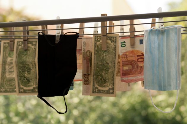 Si po pastrohen paratë në epokën e Covid-19