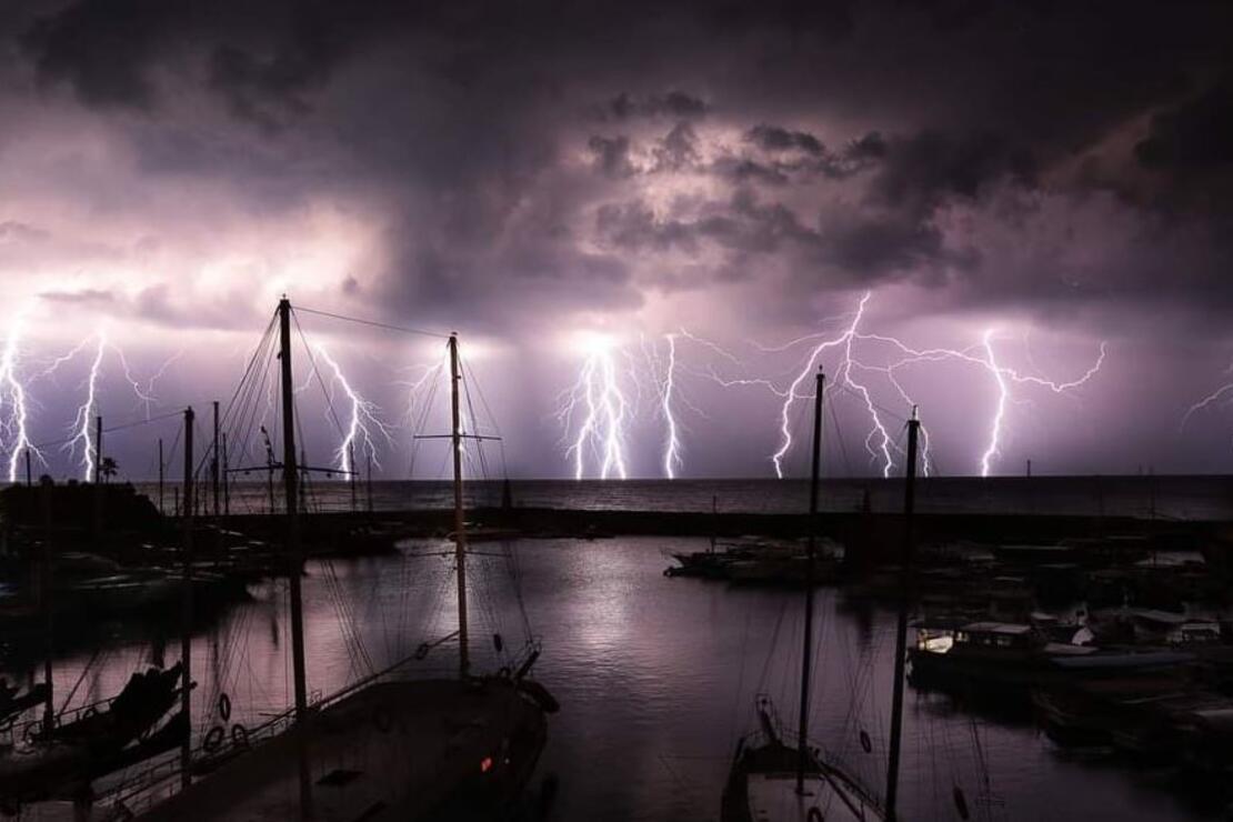 FOTO/ Rrufeja kthehet në një “festë” vizuale