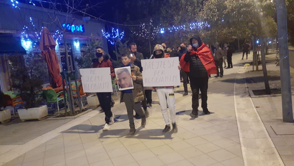 “Drejtësi për Klodianin”/ Të rinjtë protestojnë në Librazhd, policia bllokon hyrjen e qytetit