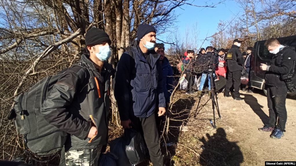 Emigrantët zhvendosen nga kampi Lipa i Bosnjës