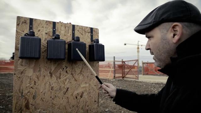 Profesori që kthen armët në instrumente muzikore: Bëni muzikë dhe jo luftë!