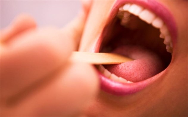Tri mënyra natyrale për t’u marrë me dhimbjen e fytit