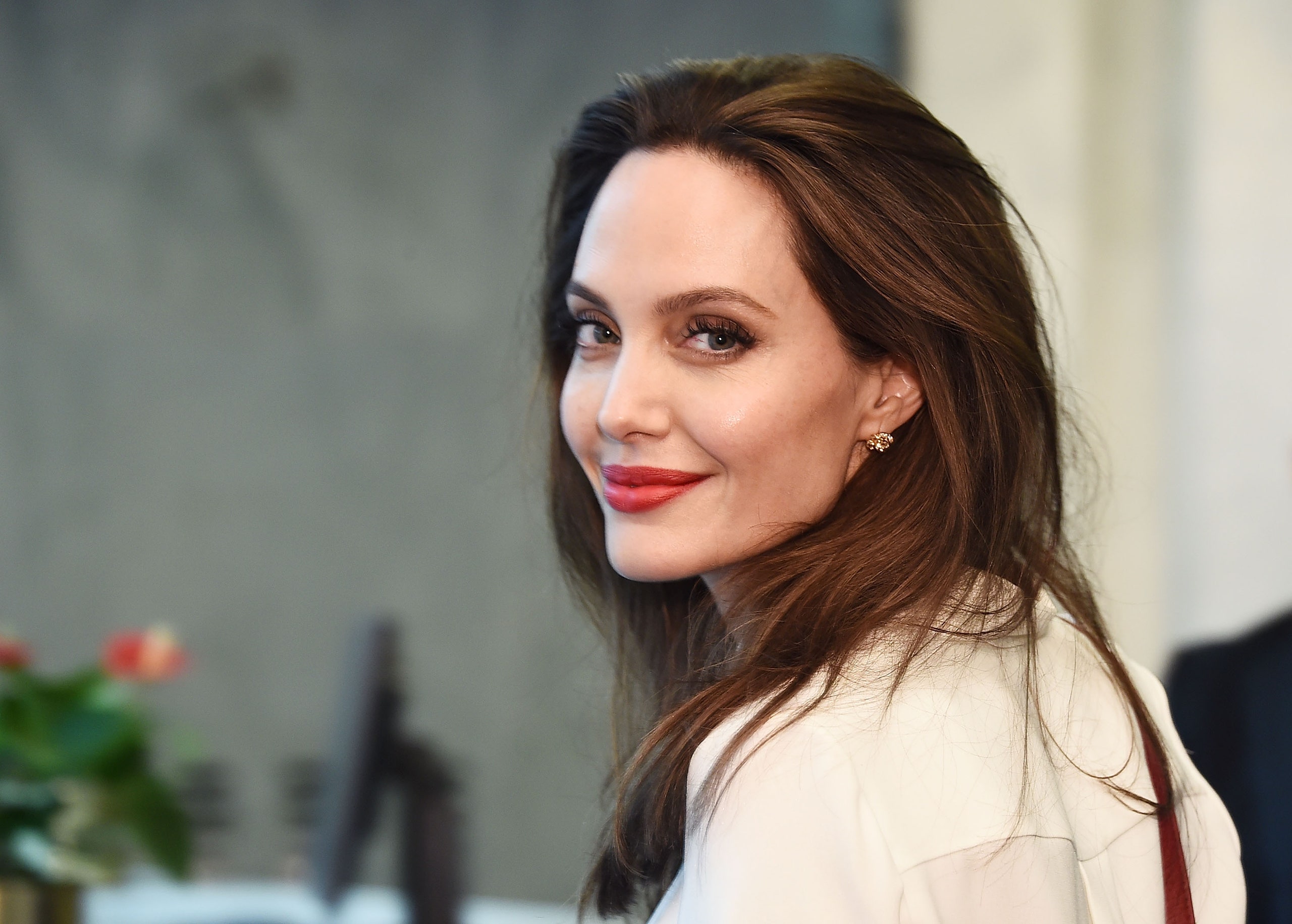 “Gratë duhet të flasin”, Angelina Jolie ndan disa këshilla për viktimat e abuzimit