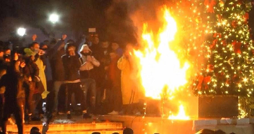 Klodian Rasha protests, police arrests a 22 y.o who burned christmas tree