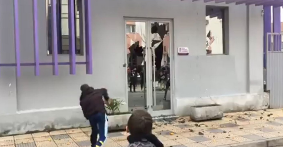 Angry protesters attack SP’s headquarters in Shkodra