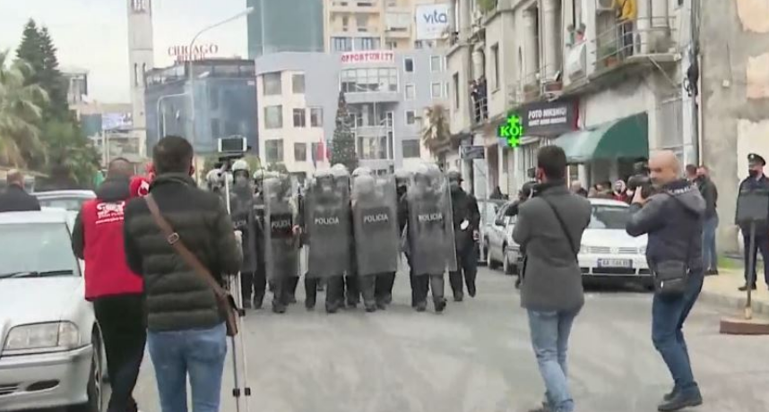 Protest escalates in Shkodra, police uses tear gas