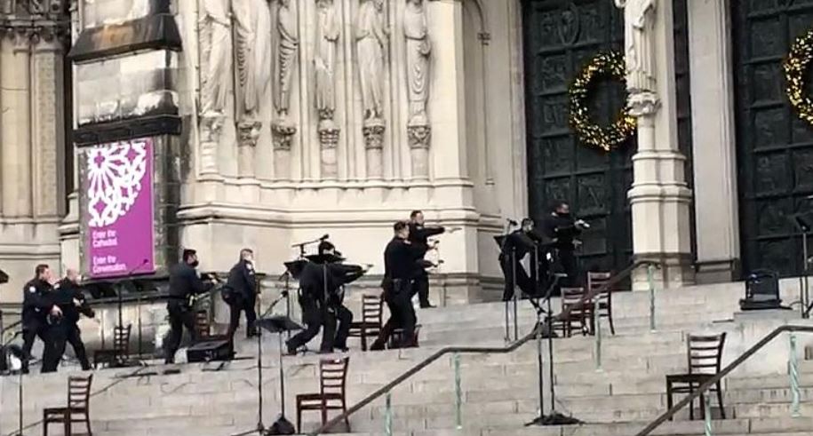 Të shtëna me armë në një katedrale në New York, policia qëllon për vdekje agresorin