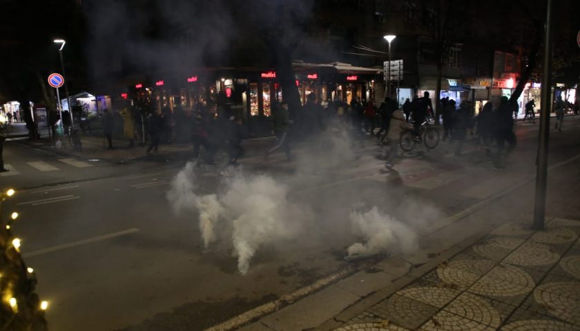 U vunë në pranga gjatë fundjavës, jepen masat e sigurisë për tre protestues