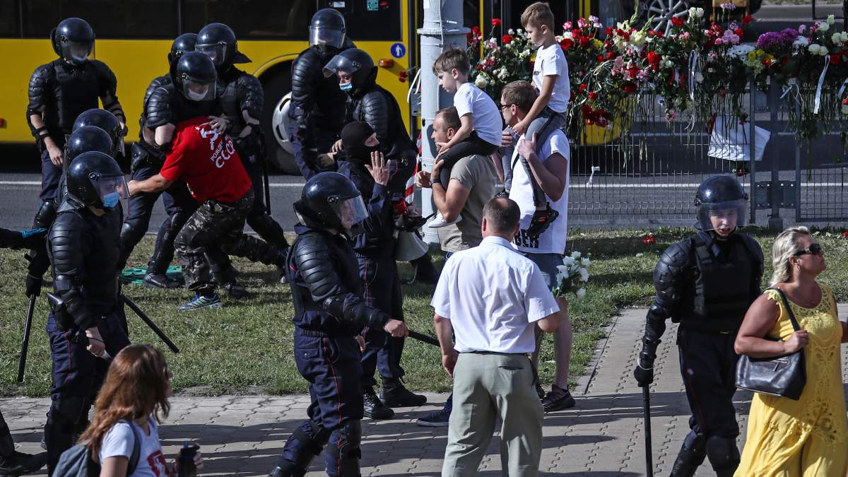 Vazhdojnë protestat në Bjellorusi, protestuesit përplasje me policinë