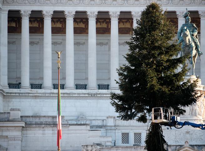 Festat e fundvitit: Italia ndalon udhëtimet, mbyllen hotelet nëpër male