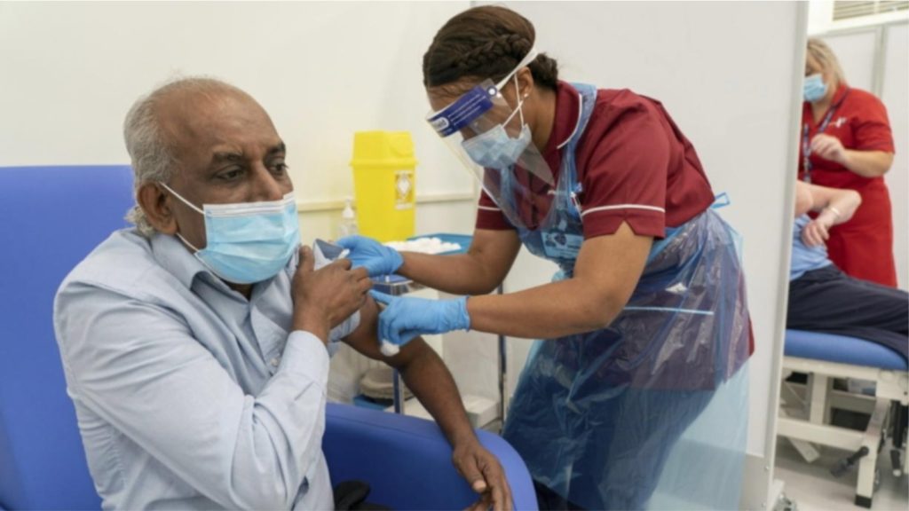 Studimi: Britania duhet të vaksinojë 2 milionë njerëz në javë për të parandaluar valën e tretë