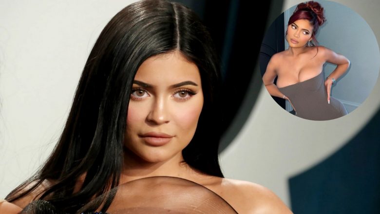 FOTO/ Modeli i flokëve të Kylie Jenner mund t’ju rikthej në mbrëmjen e maturës