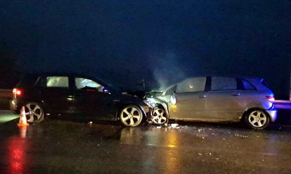 Përplasen rëndë makinat në aksin Elbasan-Peqin, dyshohet për disa të plagosur