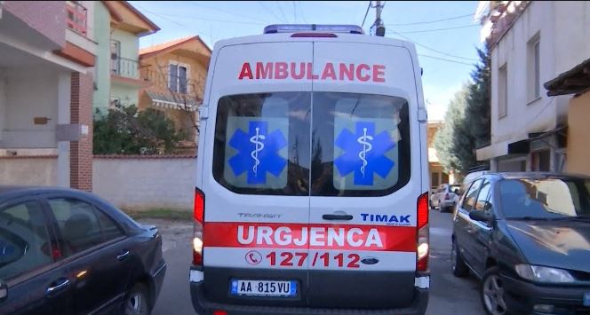 Punonjësi i policisë në Fier shkon me plagë plumbi në spital: Ndodhi aksidentalisht