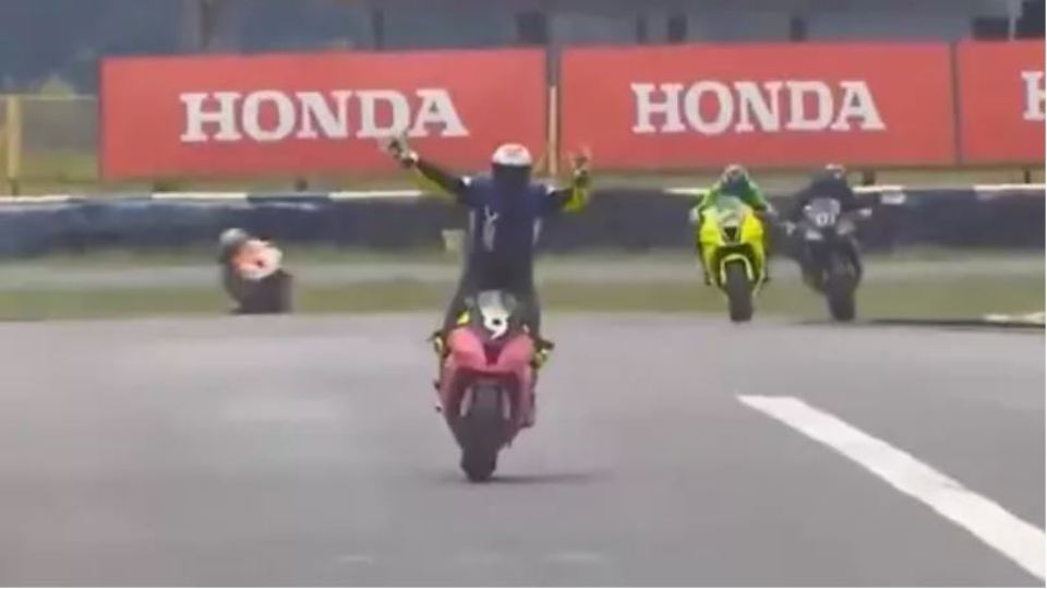 VIDEO/ “Nuk aktron, është budalla”, piloti i SuperBike lë nam në Brazil