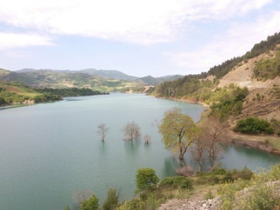 Gjendet e mbytur një grua në liqenin e Banjës