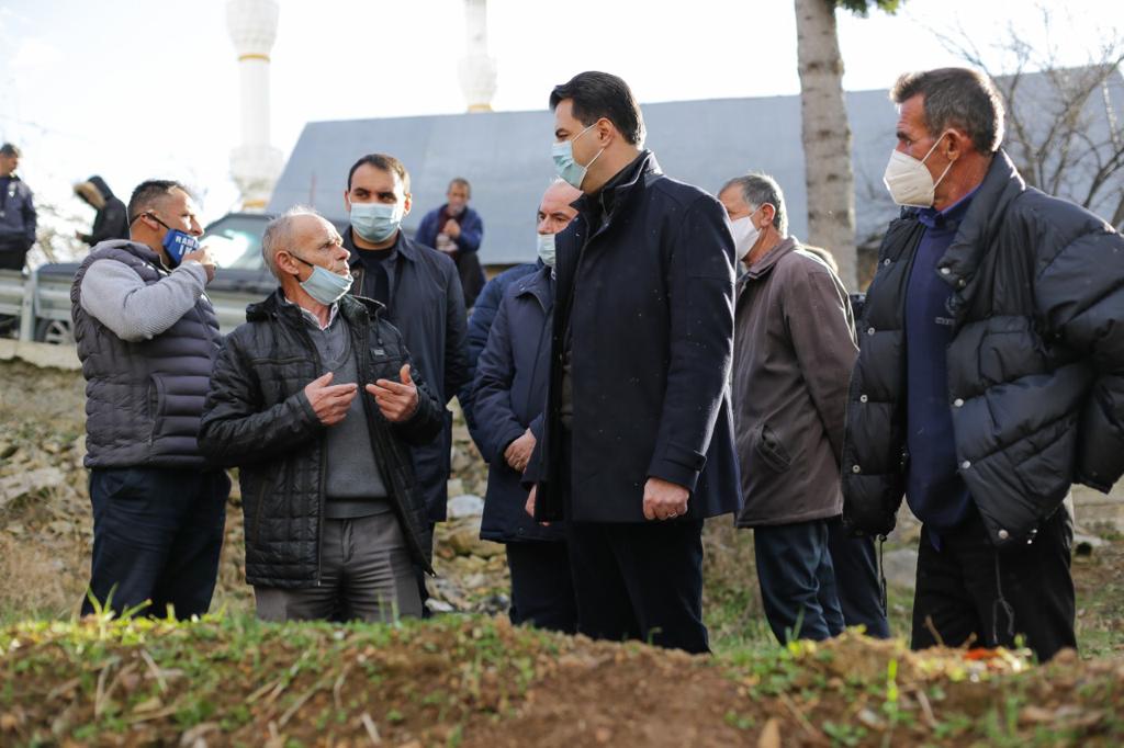 “Prodhime të groposura që prej shtatorit”, Basha në Kukës: S’mund ta ndihmosh fermerin me fjalë