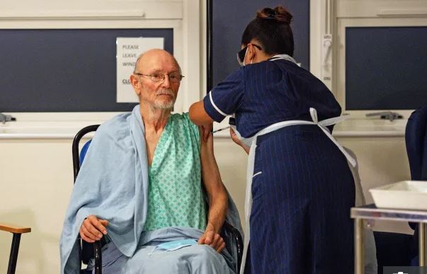 Pacienti i dytë në botë që merr vaksinën e Covid-19 quhet William Shakespeare