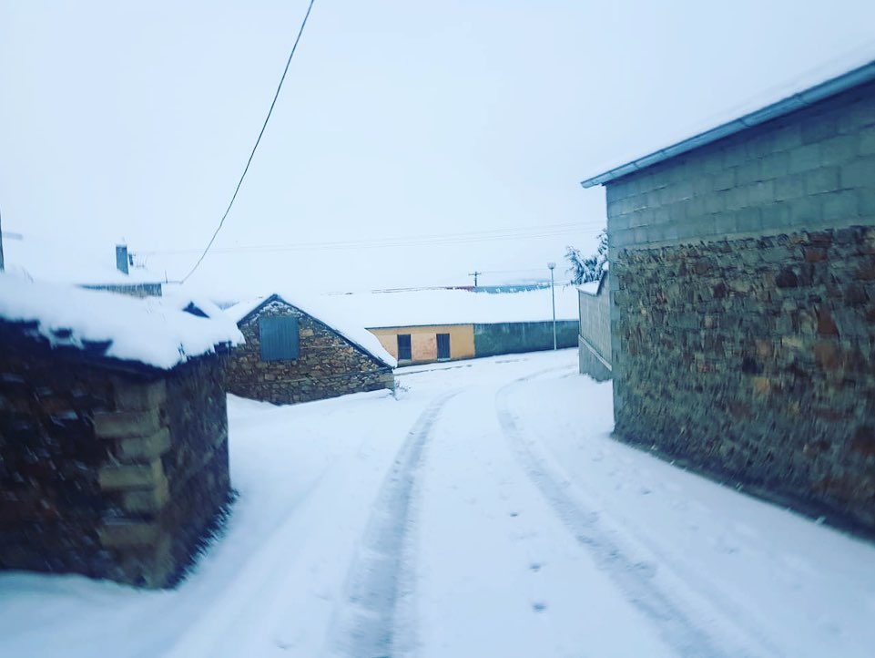 Reshjet e borës zbardhin verilindjen gjatë natës