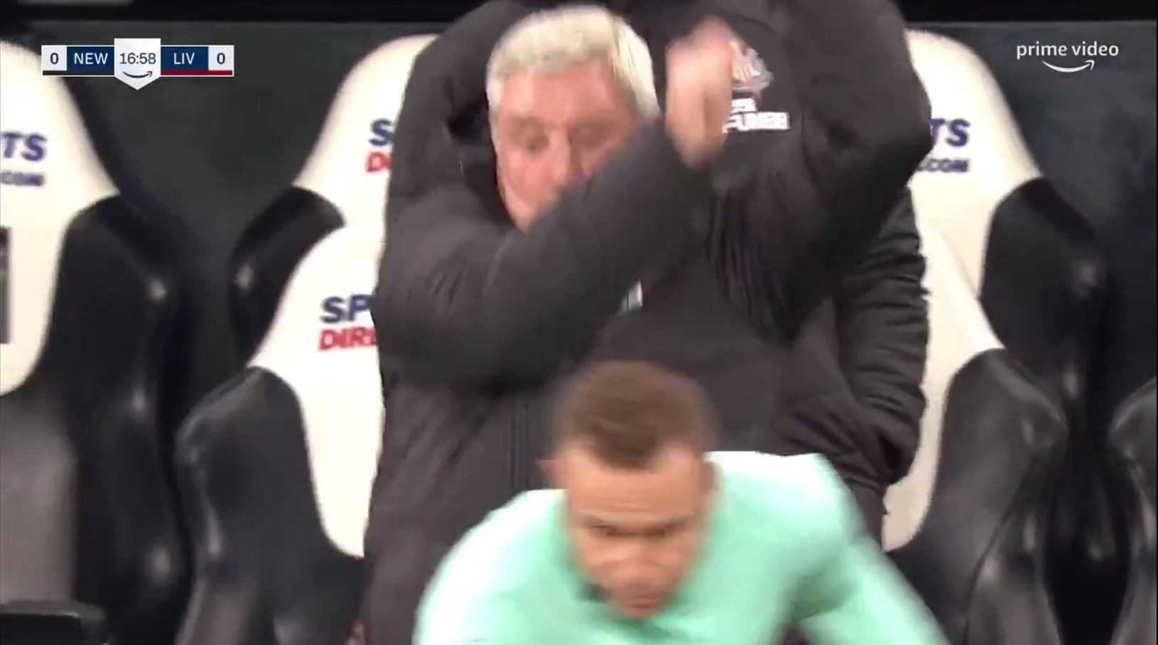 VIDEO/ “Incidenti” me arbitrin, komentatori shkrihet së qeshuri me Steve Bruce