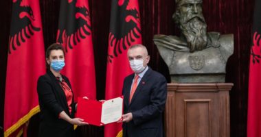 “Do qëndroj besnike”, betohet para presidentit anëtarja e shtatë e Kushtetueses, Sonila Bejtja