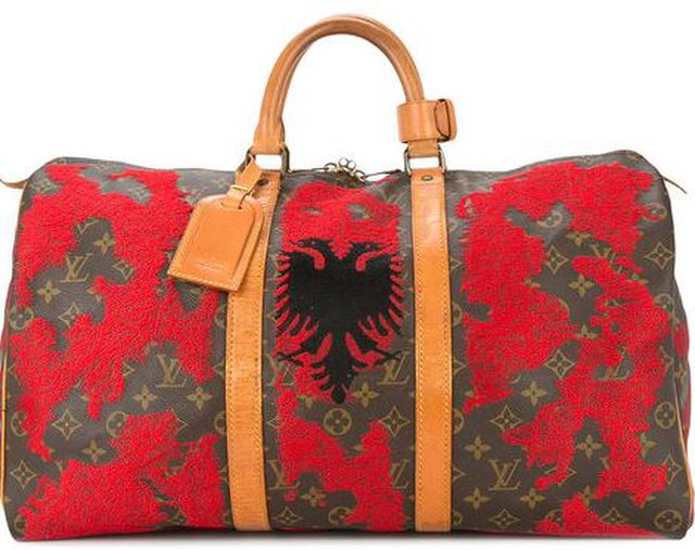“Louis Vuitton” nxjerr në shitje çantën me flamurin shqiptar, zbulohet çmimi marramendës