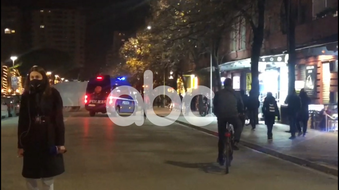 Ndahet turma e protestuesve, një furgon policie pengon kalimin te Mylsym Shyri