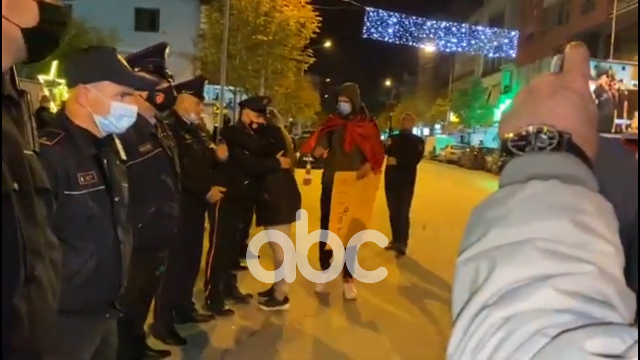 Përqafime me policët dhe duartrokitje, protesta ndryshe në Durrës