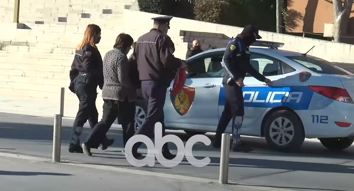 Tentoi ti vërë zjarrin vetes, policia neutralizon gruan në Durrës