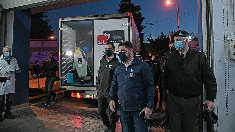 Mbërrijnë vaksinat e para në Greqi, nesër vaksinohen presidentja dhe kryeministri