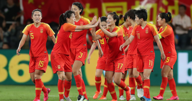 Anulohet ndeshja e futbollit, shkak ngjyra e flokëve të lojtareve