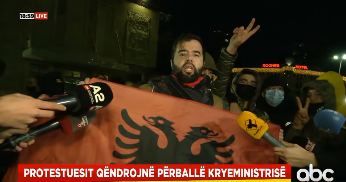 “I duam policët e ndershëm, mjaft i torturuat djemtë”, qytetarët kërkojnë lirimin e protestuesve