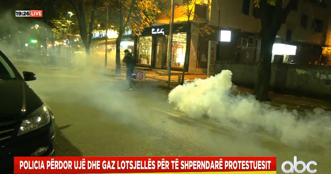 Kaotike situata në ish-Bllok: Protestuesit shpërndahen prej gazit lotsjellës, një i shoqëruar