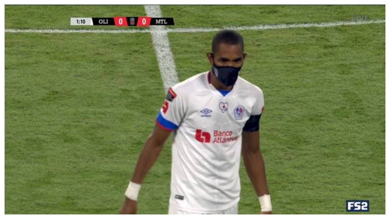 Thyhet tabuja, kapiteni i CD Olimpia i pari në botë që luan futboll me maskë