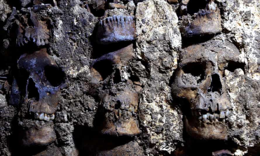 Zbulohet një ‘kullë’ me kafka të murosura, dyshimet e arkeologëve