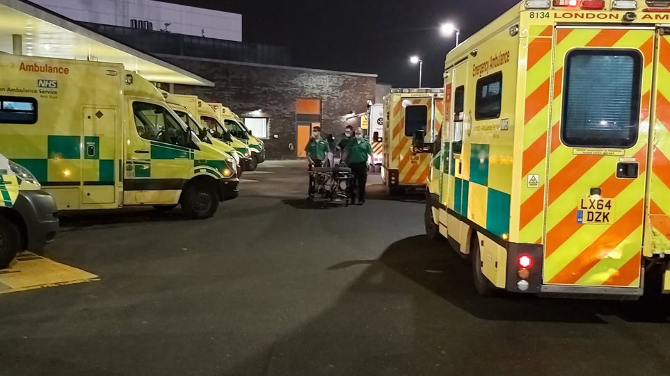 Ambulancat në radhë, spitalet britanike drejt kolapsit