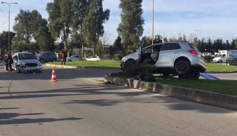 Përplasen automjetet, mbetet e lënduar drejtuesja në Durrës