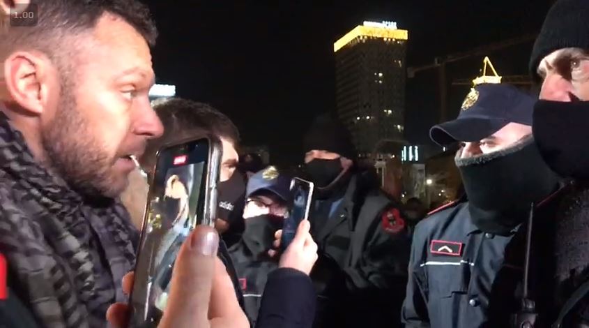 “Tradhtar, mos provokoni”! Policia thirrje protestuesve: Shpërndahuni dhe vendosni maskën