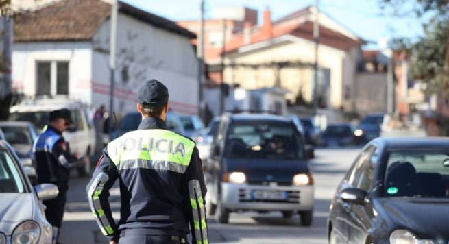 U kapën duke transportuar 3 shtetas të huaj, dy të arrestuar në Elbasan