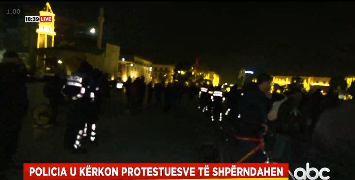 “Lirojeni se është me ilaçe, do t’ju ngelet në dorë”! Policia: Protestuesi i arrestuar në gjendje të mirë