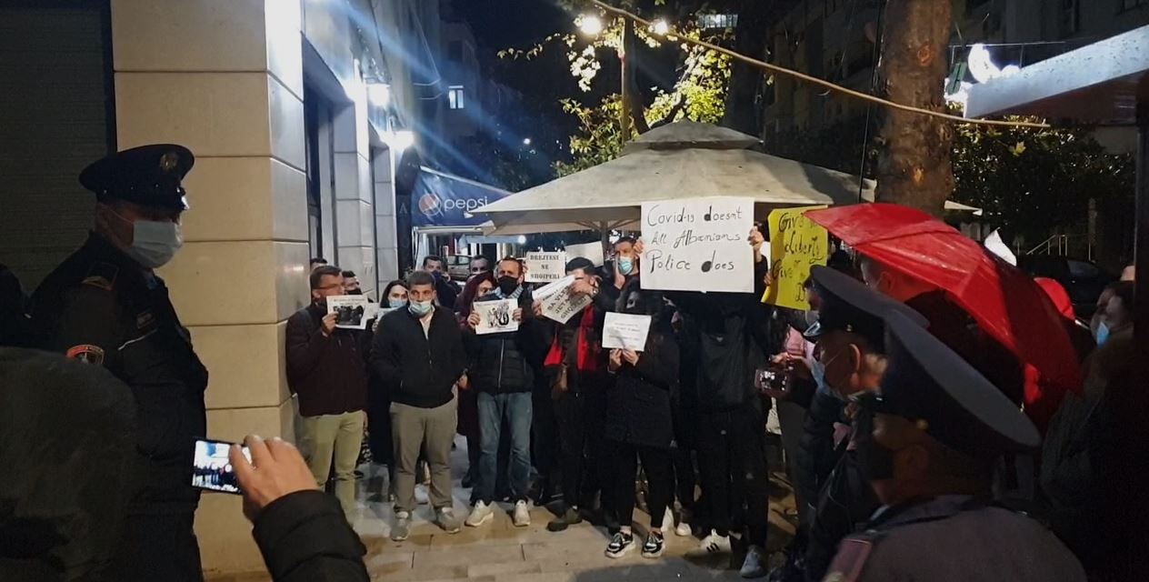 “Unë jam Klodiani”, qytetarët protestojnë në Durrës para Drejtorisë së Policisë