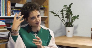 Psikologia Fleura Shkëmbi: Lidhja me kafshët dhe besimi i rimishërimit tek to