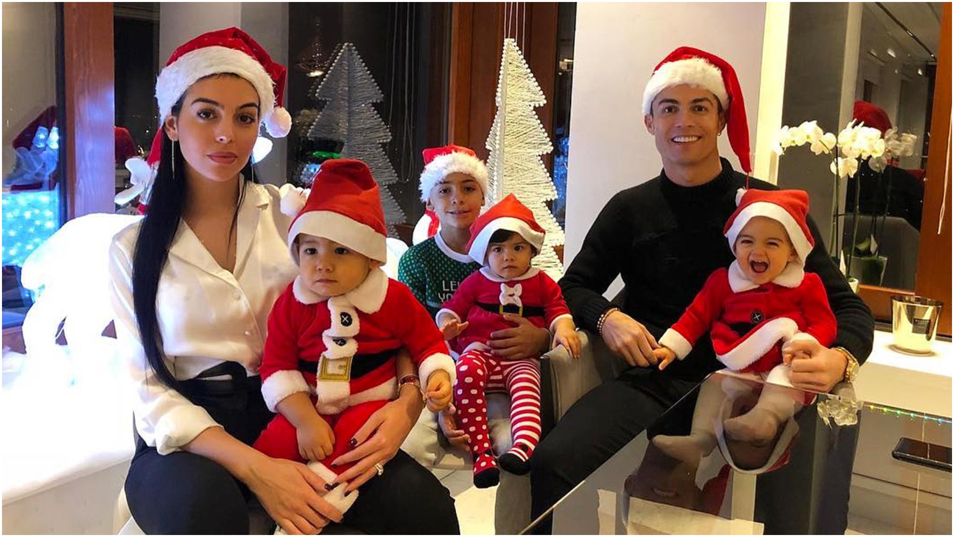 FOTO/ Të gjithë bashkë poshtë pemës, familja Ronaldo feston Krishtlindjet