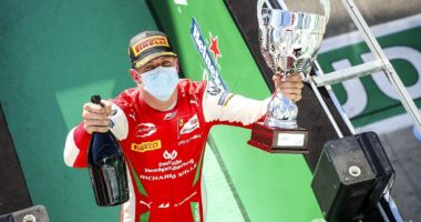 Në hapat e babait, Mick Schumacher kampion i Formula 2