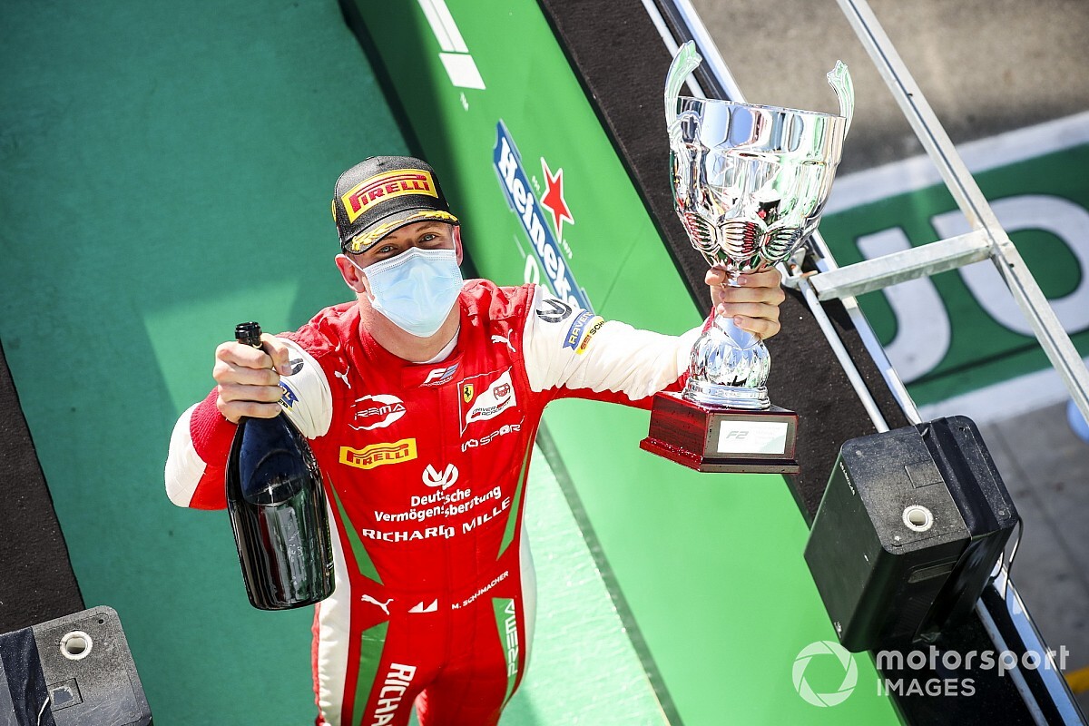 Në hapat e babait, Mick Schumacher kampion i Formula 2