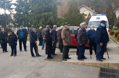 Serbia nis vaksinimin edhe në tokat shqiptare, të moshuarit mbajnë radhë për injeksionin